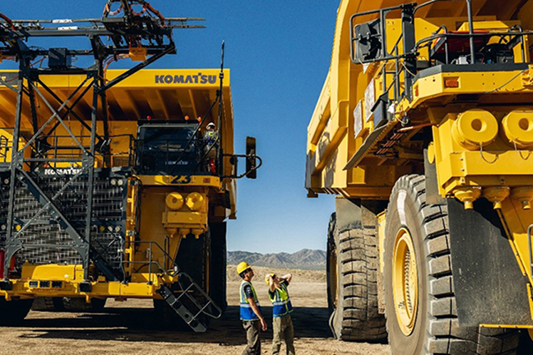 Watch the Williams Racing team trade F1 cars for Komatsu’s giant mining machines ー Behind the scenes of their Arizona visit.