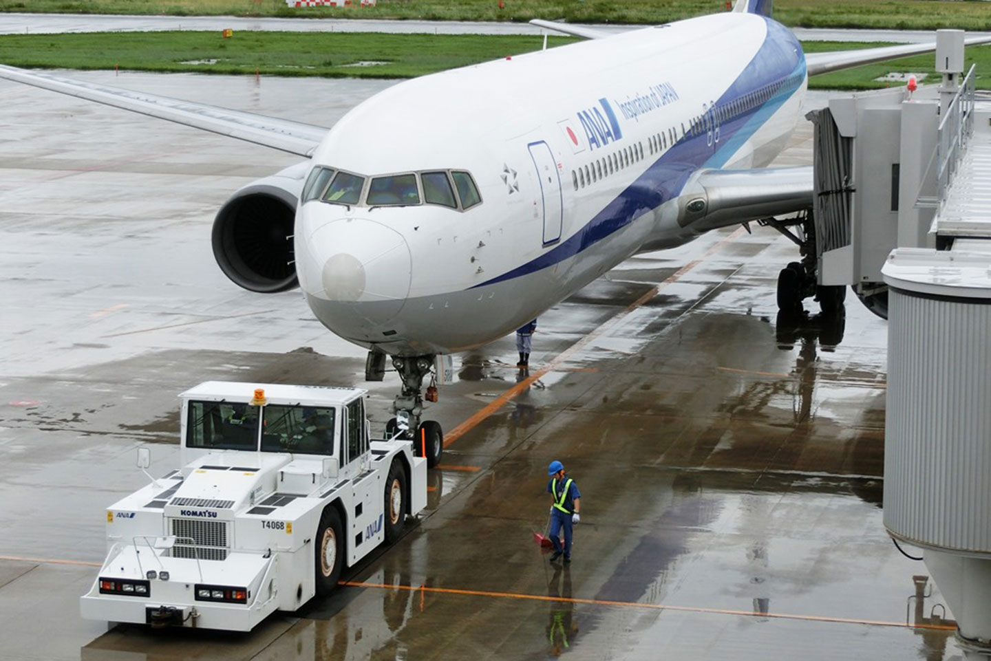 【新品】1:200 全日空 日本航空　コマツ トーイングトラクター 牽引車 Amazon.co.jp: ANA トーイングトラクター 1/200 komatsu : おもちゃ