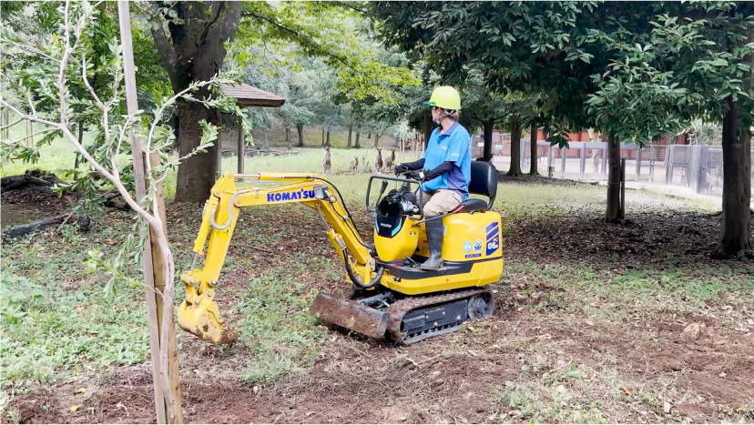 電動マイクロショベルでの作業の様子
