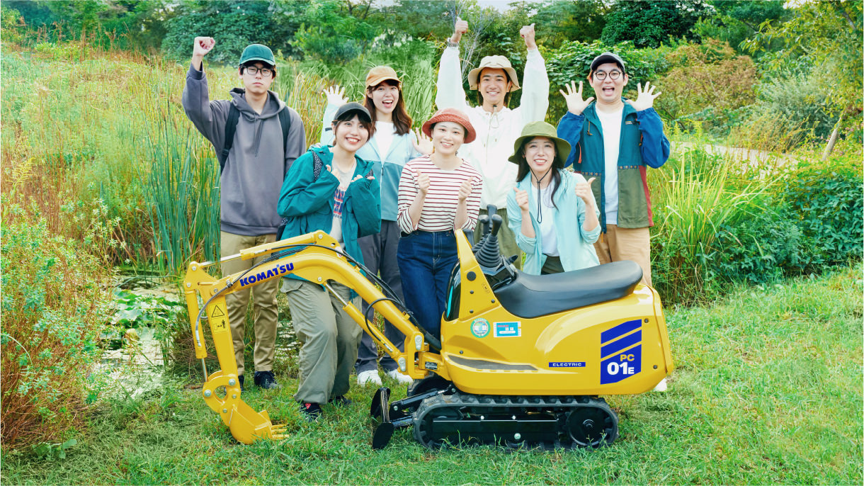 電動ショベルを使用している様子